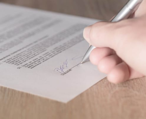 Ein unterzeichneter Mietvertrag: Vermietungsmanagement der HIH Real Estate